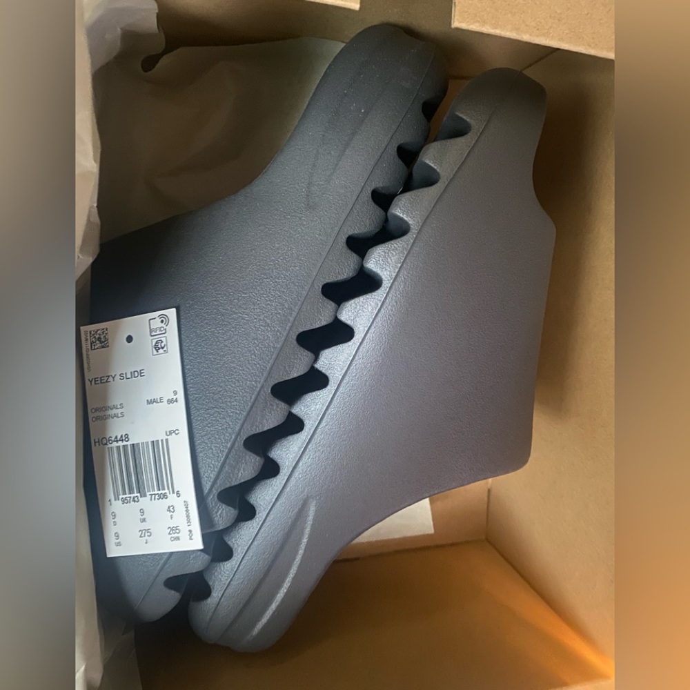 **SOLD** Yeezy Slides Onyx